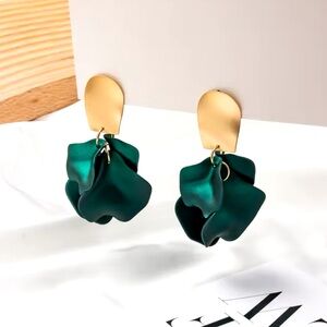 Claire - Green Elegant Smooth Twisted Design EarringS. HOT ITEM